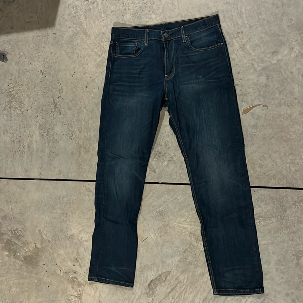 Men’s Levi’s denim jean. Regular Taper 502. Medium wash. Size 33/32.